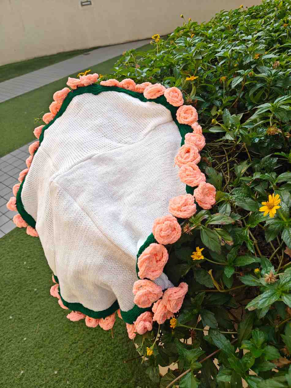 Knitted Blanket Flower Throw – Soft & Cozy Decorative Blanket